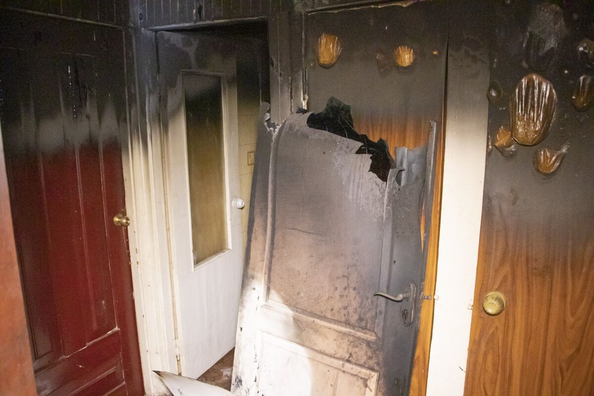 У Києві чоловік підпалив квартиру із сусідом усередині