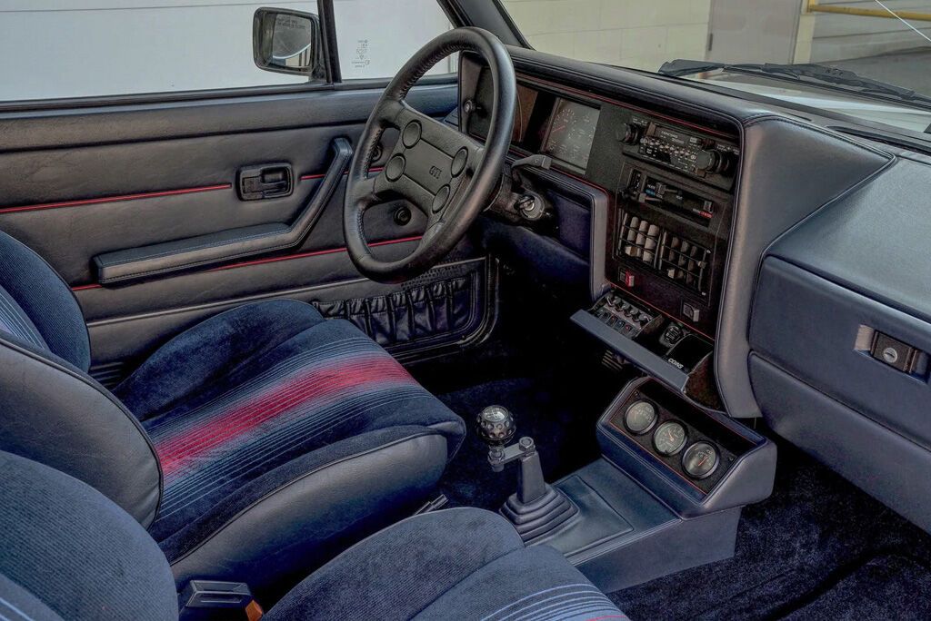 1983 VW Golf GTI получил полностью переработанный салон с использованием деталей от разных поколений GTI