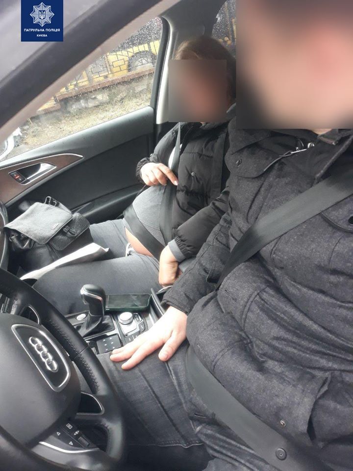 В Киеве полицейские устроили кортеж беременной, которой стало плохо