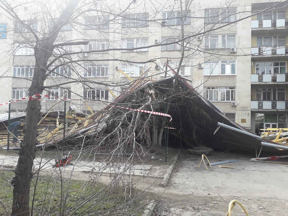 Ветер сорвал крышу пятиэтажки в Симферополе: под завалами десятки машин. Видео