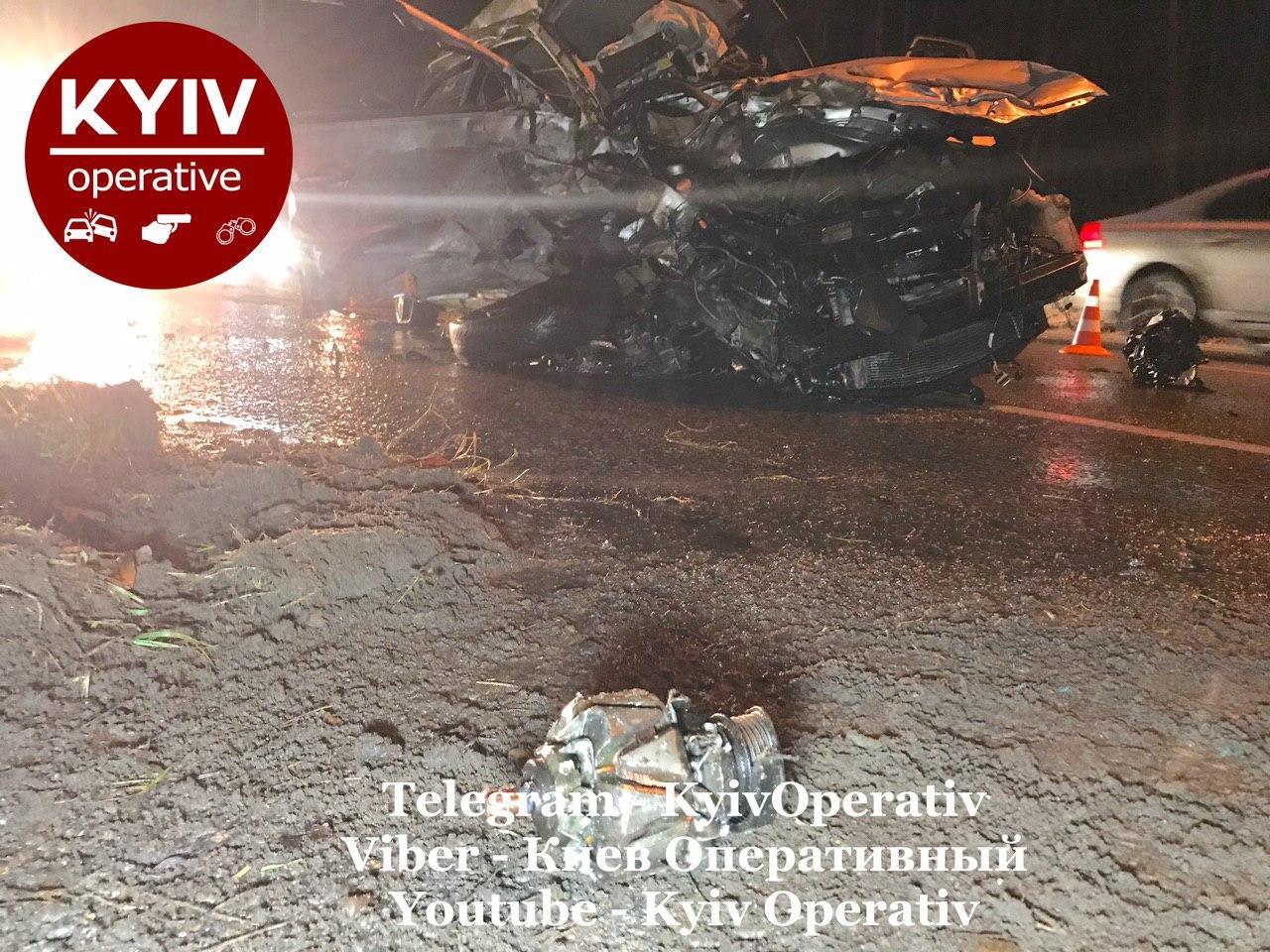 Викинуло на 100 метрів: у Києві дві автівки на величезній швидкості не поділили дорогу