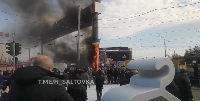 На беспорядках в Харькове сожгли флаг Украины