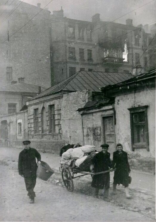 Возвращение людей в Киев после немецкой оккупации