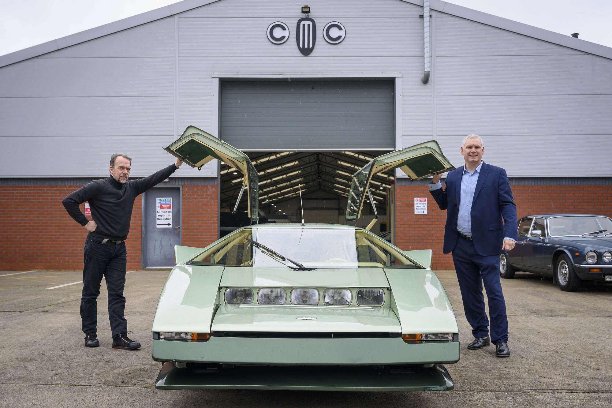 Руководитель реставрационной мастерской СМС Тим Гриффин (слева), директор компании СМС Найджел Вудвард и Aston Martin Bulldog