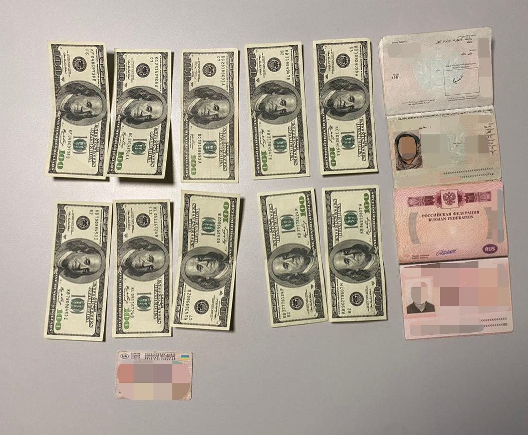 В аэропорту Одессы пограничник отказался от взятки в 1 000 долларов