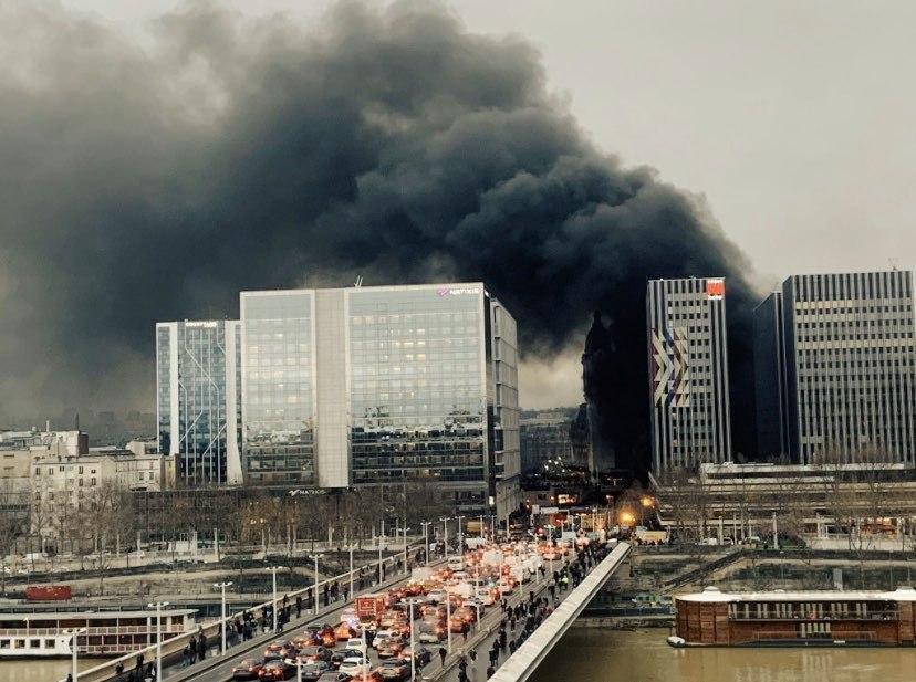 В Париже возле Лионского вокзала вспыхнул масштабный пожар
