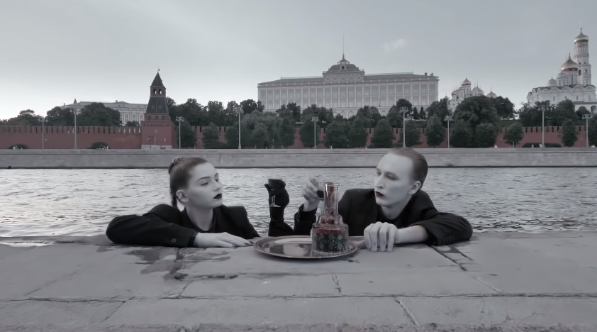 Популярная в РФ группа жестко высмеяла российскую власть в новом клипе