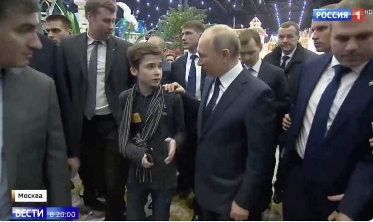 Путина разгромили за пиар на ребенке из детдома