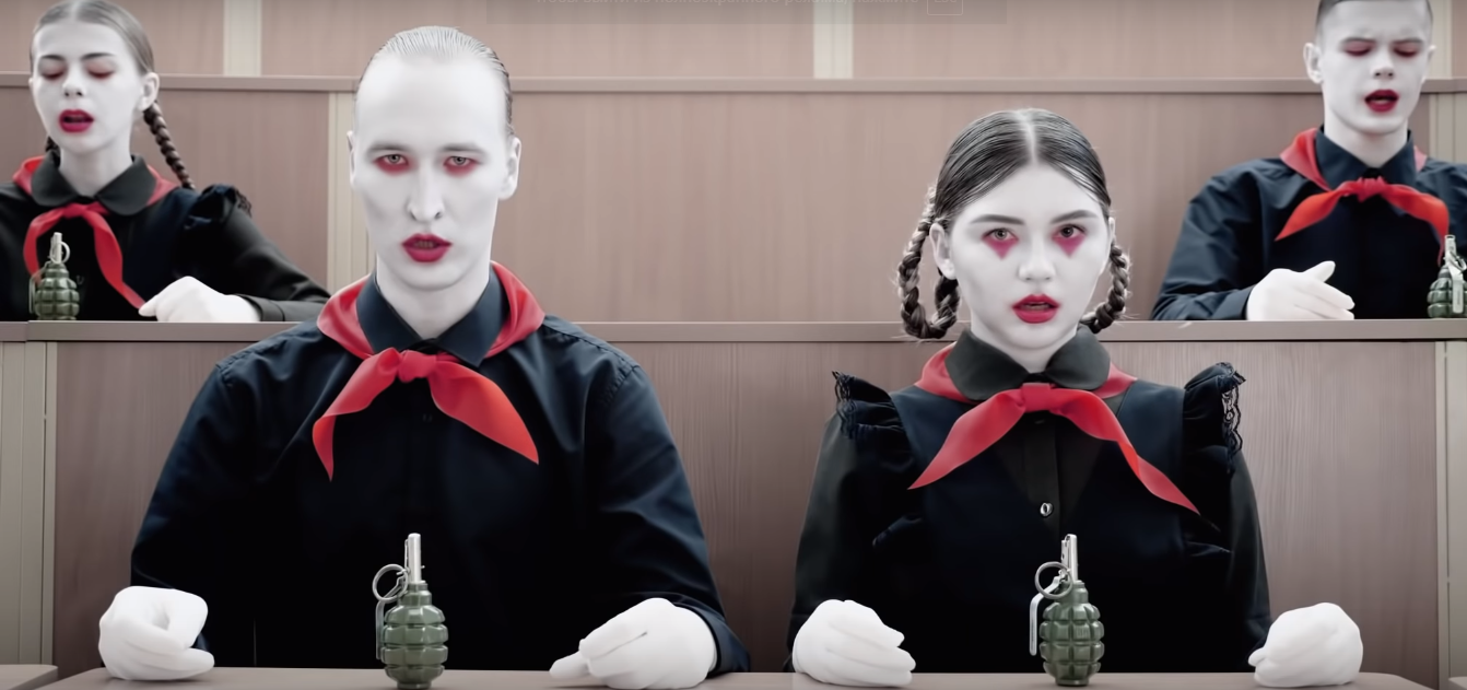 Популярная в РФ группа жестко высмеяла российскую власть в новом клипе