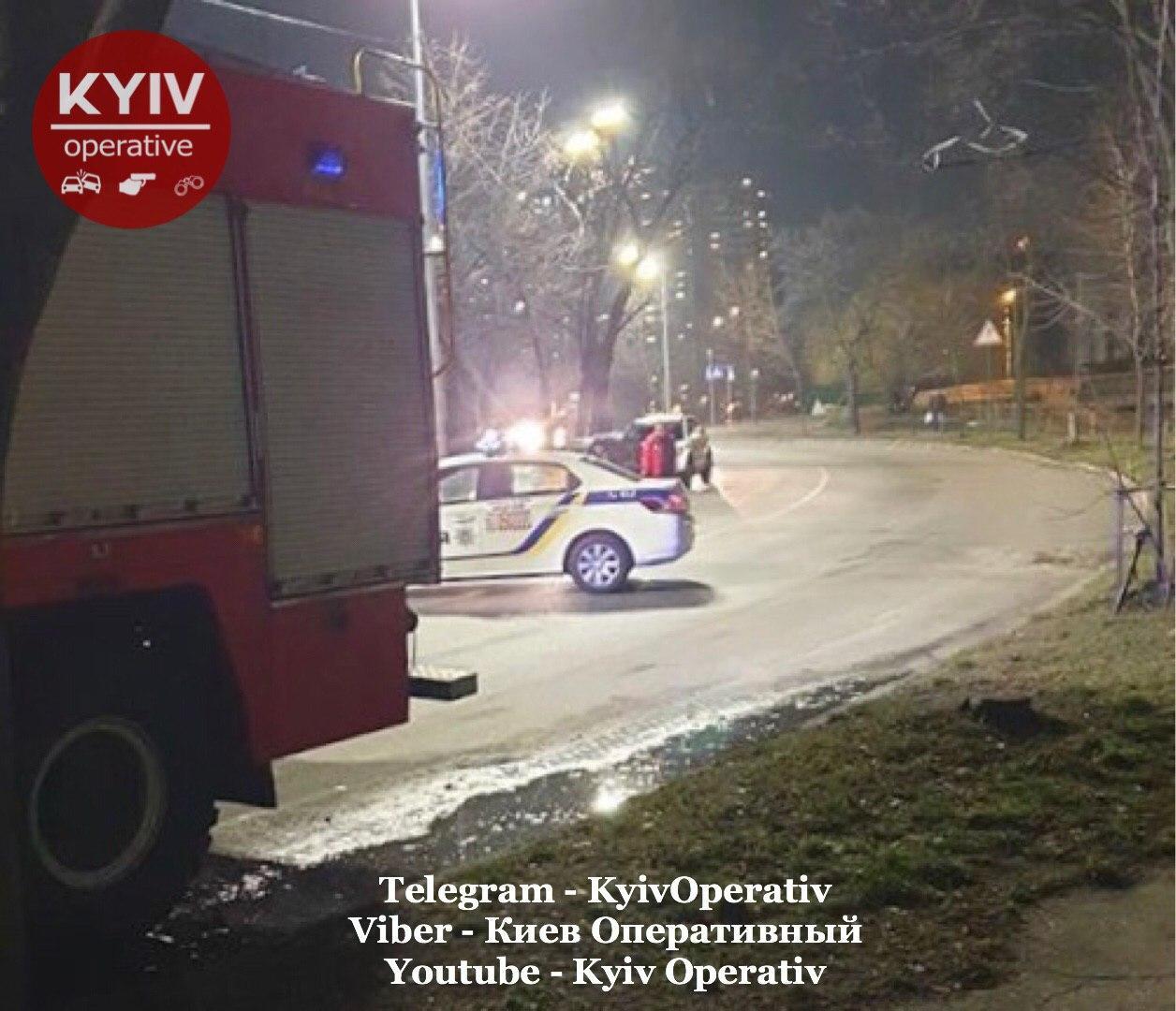 На Русанівці в Києві авто впало в канал