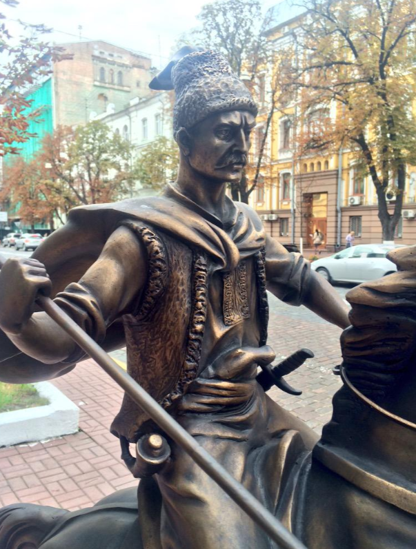 Скульптура: битва козака с змеем на Донбассе