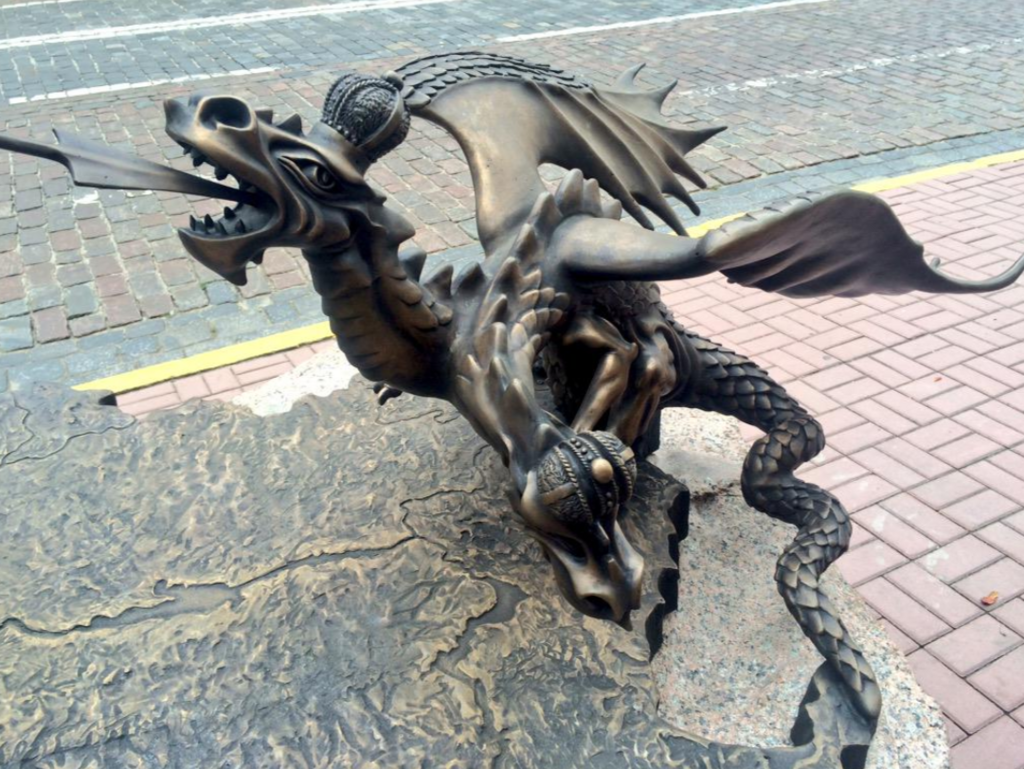 Скульптура: битва козака с змеем на Донбассе