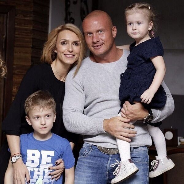 В'ячеслав Узелков, його дружина Марина та їхні діти