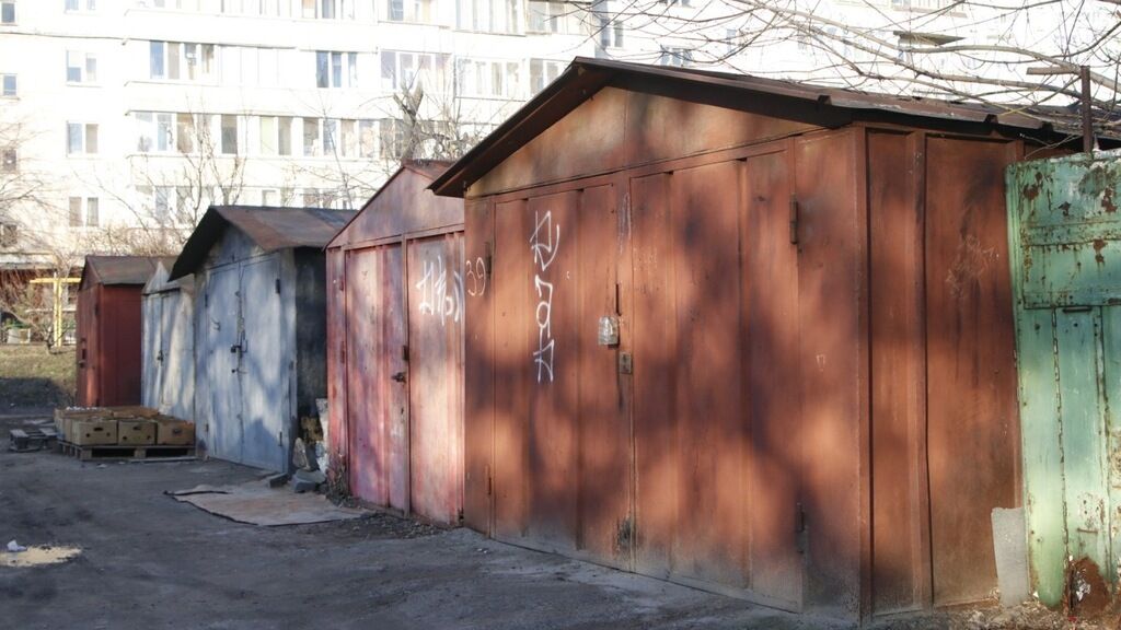 Тело молодой девушки обнаружили возле гаражей в Киеве