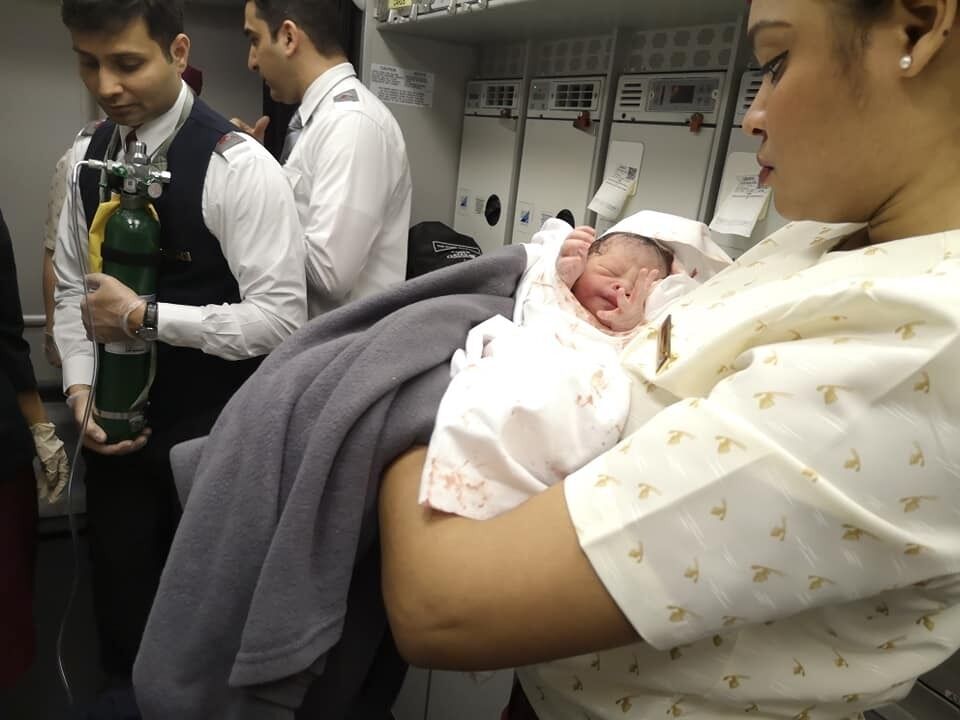 Ребенок после родов на борту самолета