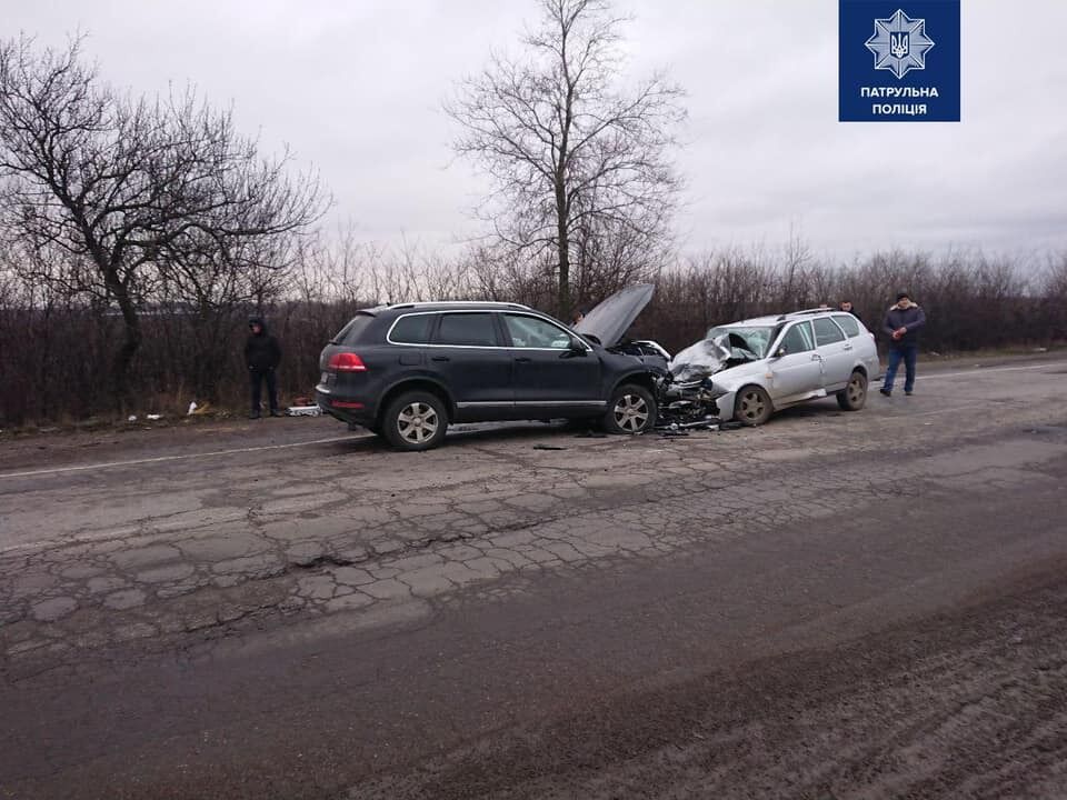 Автомобілі зіткнулися лоб у лоб