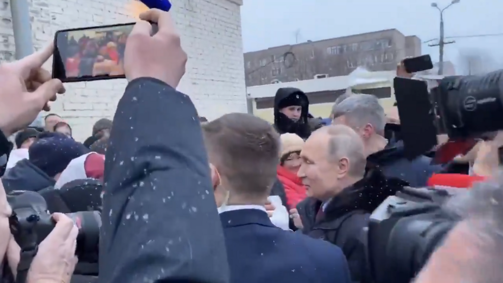 У мережі висміяли "випадкову" зустріч Путіна з народом