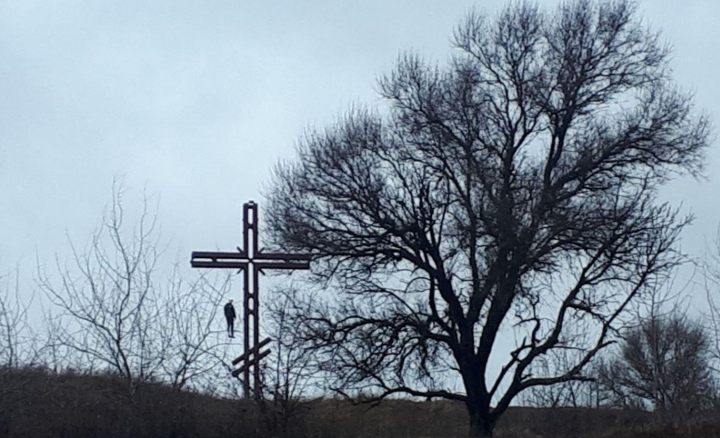 У Бєлгороді на величезному хресті повісився студент