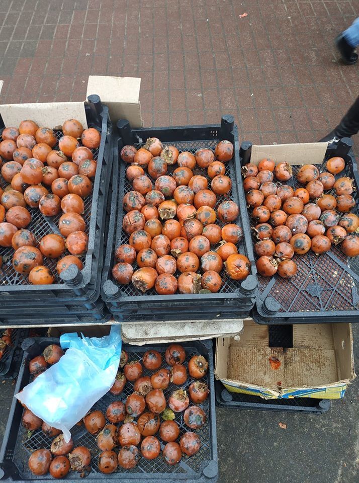 Киевлян возмутила массовая продажа гнилых фруктов на улице