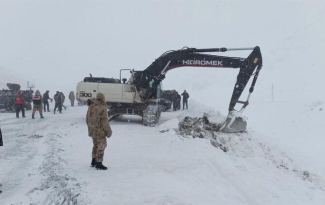 В Турции лавины убили десятки людей