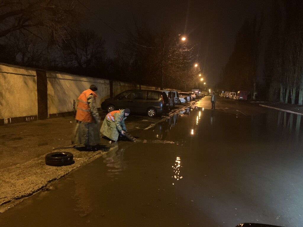 Сильна злива затопила три вулиці в Одесі