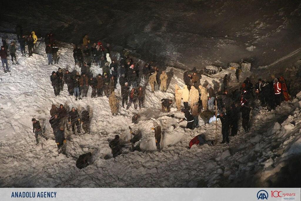 В Турции лавины убили 38 человек