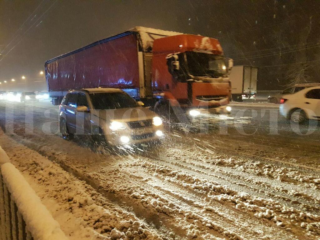 На Днепропетровщине в пробках застряли тысячи авто: фото и видео снежного коллапса