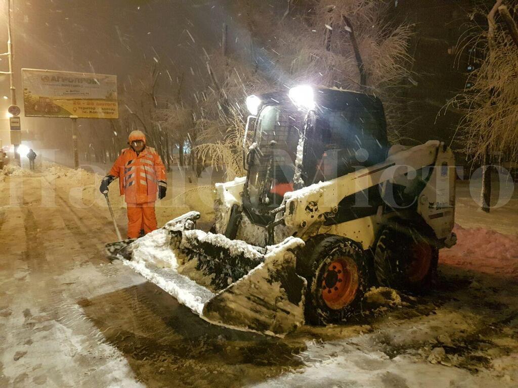 На Днепропетровщине в пробках застряли тысячи авто: фото и видео снежного коллапса