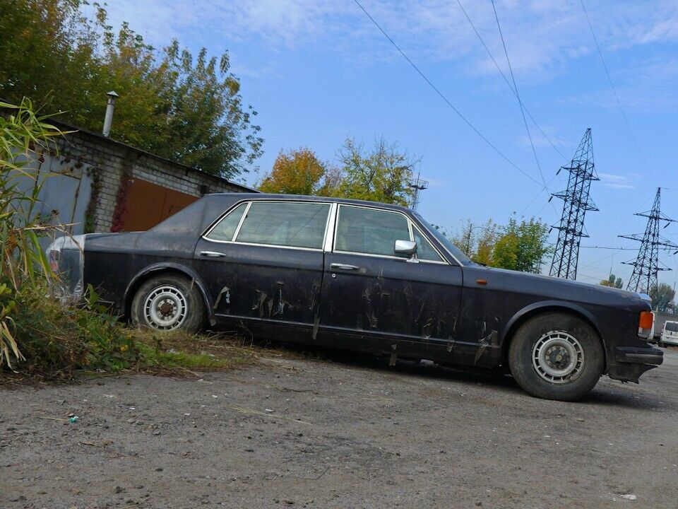 Брошенный Rolls-Royce Silver Spur II в 2016 году