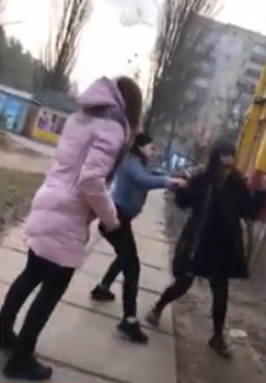В Киеве подростки избили школьницу
