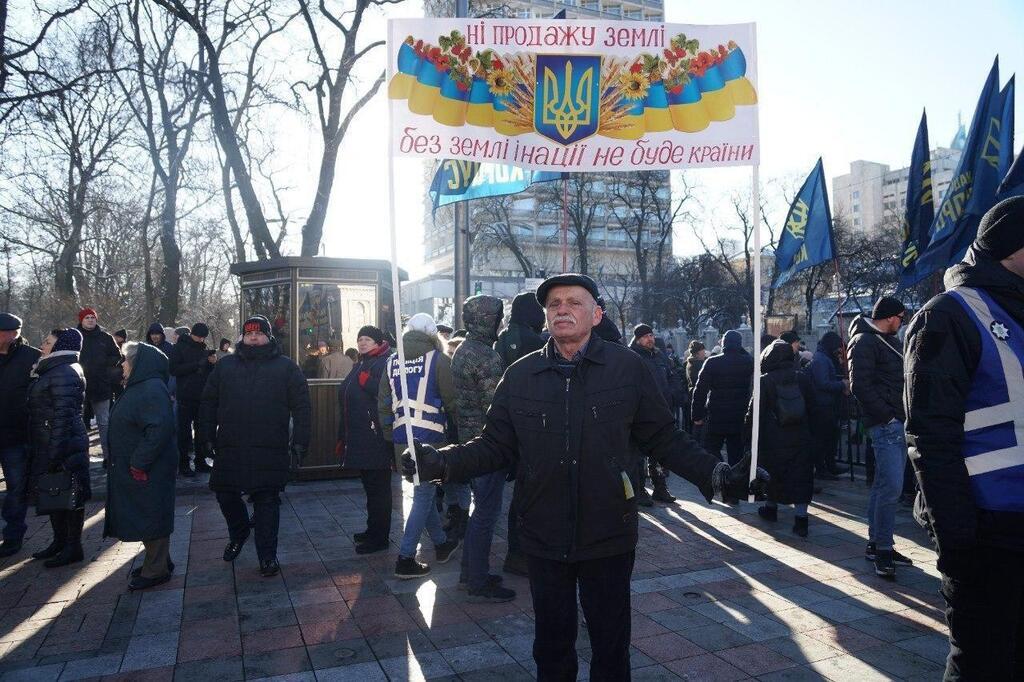 У Києві влаштували акції проти продажу землі в Україні