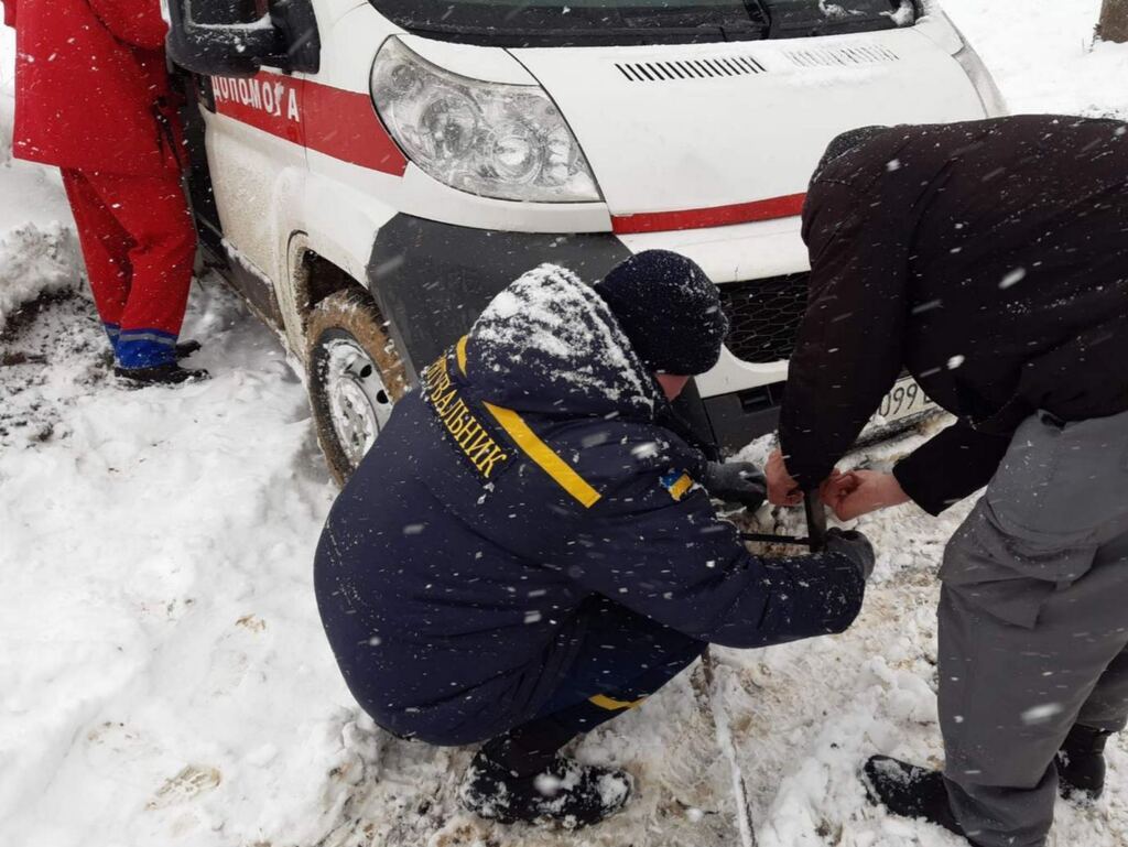 В Украине выпало до 20 см снега: где штормит и что на дорогах