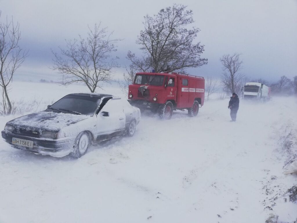 На Одещині автомобілі потрапили в снігову пастку