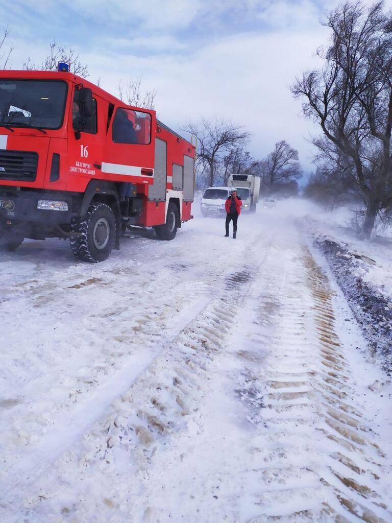 На Одещині автомобілі потрапили в снігову пастку