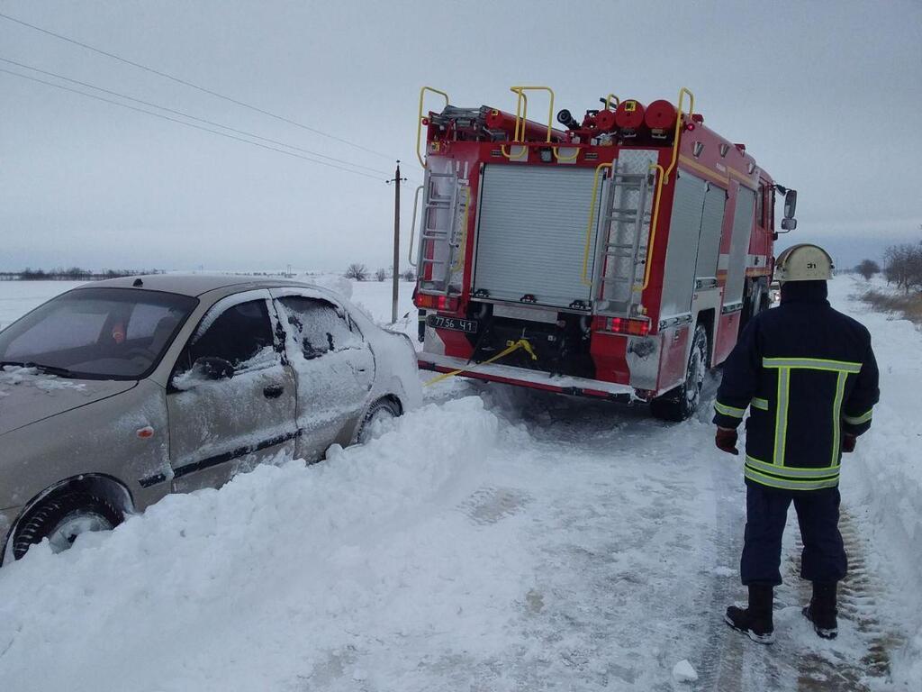 На Одещині автомобілі потрапили в снігову пастку