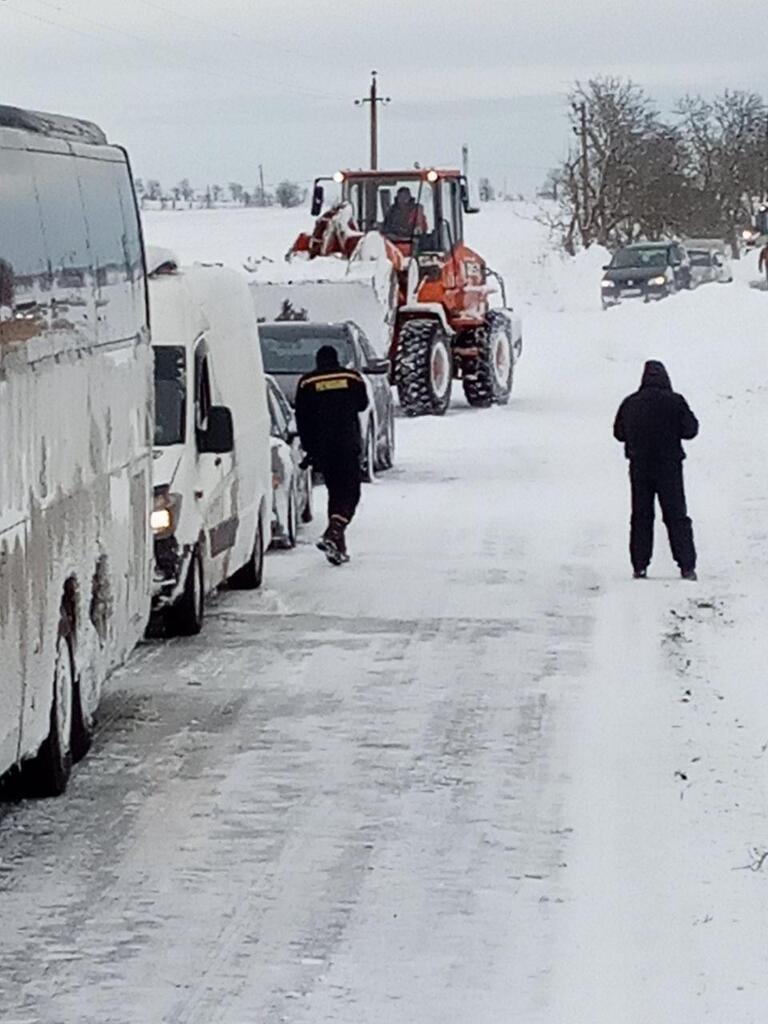 На Одещині автомобілі потрапили в снігову пастку