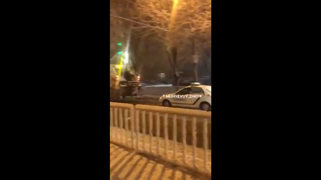 Сміттєвоз врятував автомобіль поліції Дніпра: опубліковано веселе відео