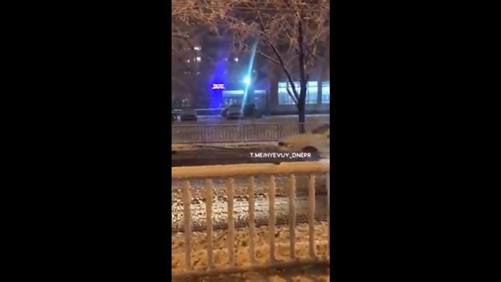 Мусоровоз спас автомобиль полиции Днепра: опубликовано забавное видео