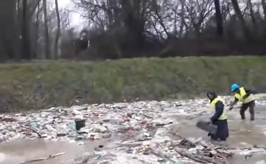 Венгры чистят Тису от закарпатского мусора