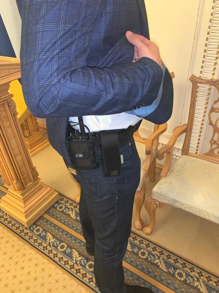 Нардеп заметил оружие на заседании в Раде: у Разумкова ответили. Фотофакт
