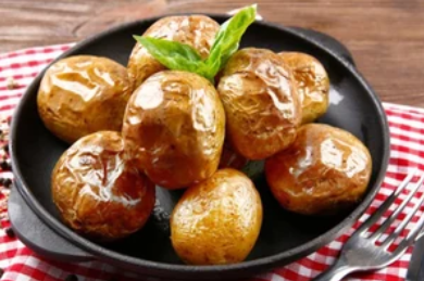 Рецепт печеної картоплі на вечерю: дуже швидко і смачно