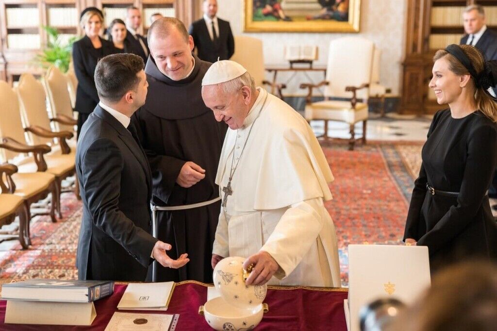 Зеленская поразила строгим образом на встрече с Папой Римским