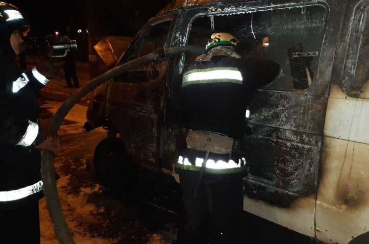 На Дніпропетровщині на ходу загорівся автобус. Фото