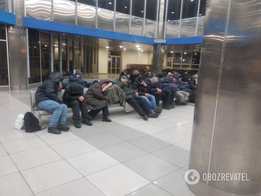 Киевский вокзал ночью
