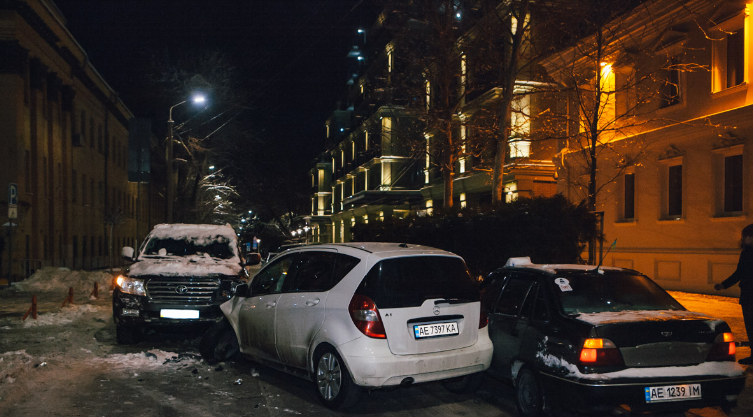 У Дніпрі п'яна дівчина влаштувала потрійне ДТП: відео моменту аварії