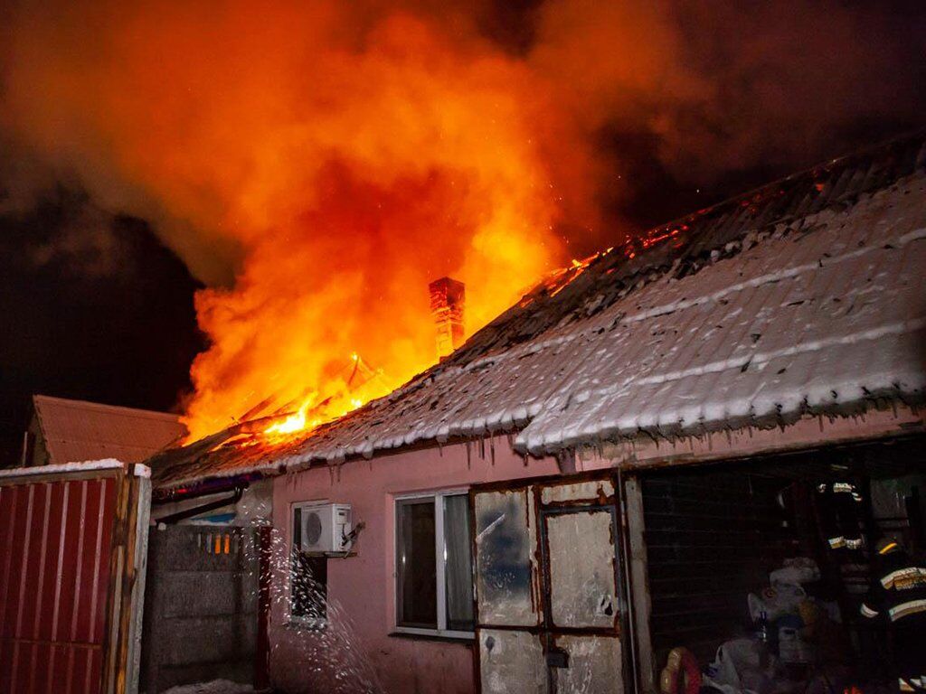 В Днепре сгорел частный дом: жильцы выбегали из помещения. Видео