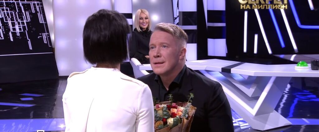 Популярний в РФ актор зробив пропозицію коханій в прямому ефірі