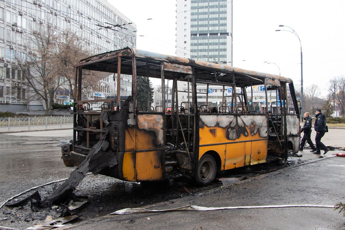 В Киеве во время движения загорелась маршрутка