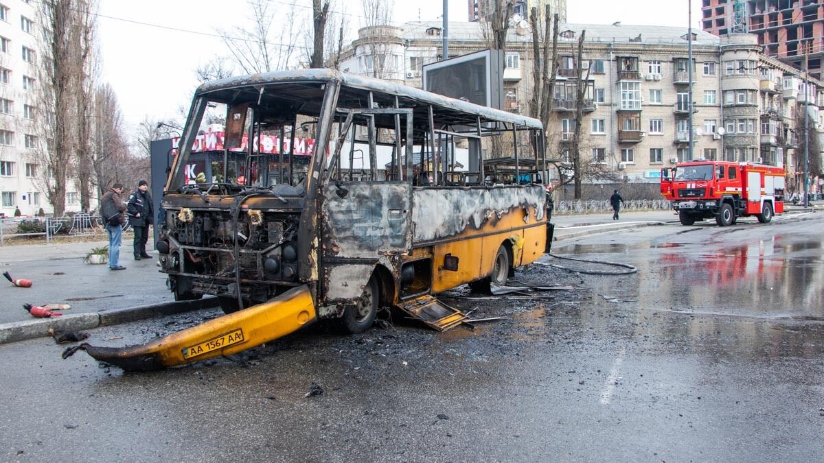 У Києві під час руху загорілася маршрутка
