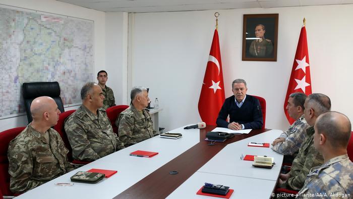 Министр обороны Турции Хулуси Акар (в центре)